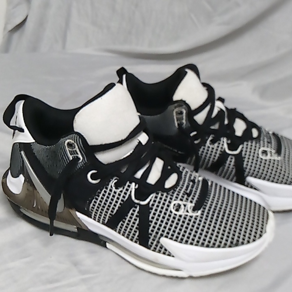 Lebron's..Witness VII..Black  & White..Sz 10
